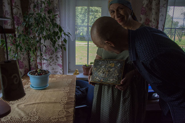 Ольга Кузнецова фотограф. Холуй. Народные промыслы. Лаковая миниатюра. Лев и Светлана Никоновы.. Лев и Светлана Никоновы со шкатулкой "Охота".