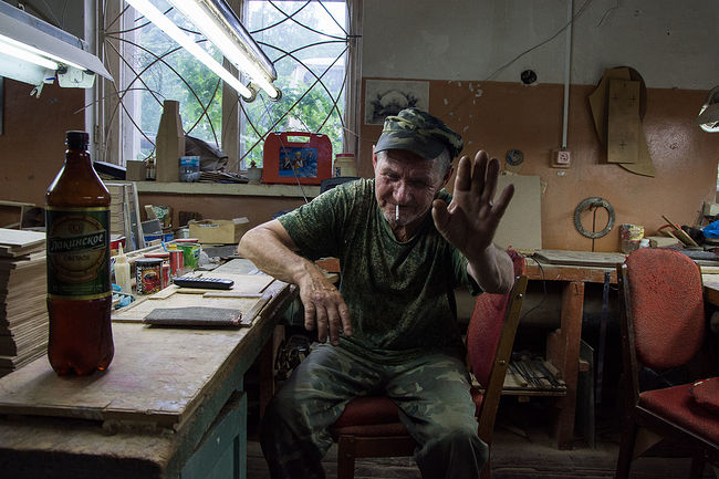 Ольга Кузнецова фотограф. Холуй. Народные промыслы. Лаковая миниатюра. Лев и Светлана Никоновы.. В столярке: "Не снимай меня в понедельник. Завтра приходи."