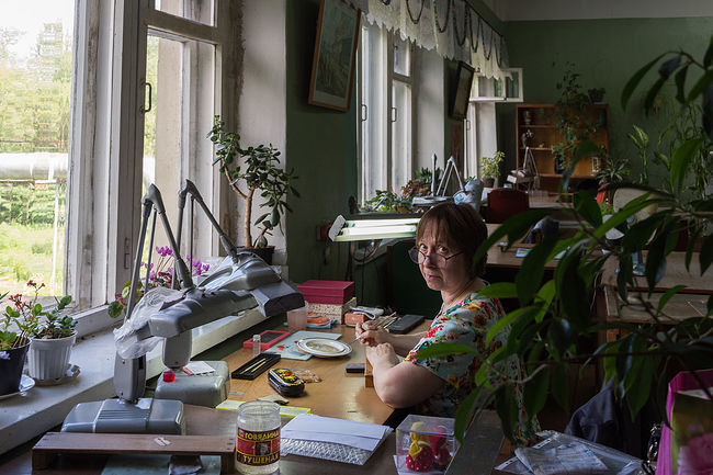 Ольга Кузнецова фотограф. Холуй. Народные промыслы. Лаковая миниатюра. Лев и Светлана Никоновы.. ООО "Холуйская художественная фабрика лаковой миниатюры"