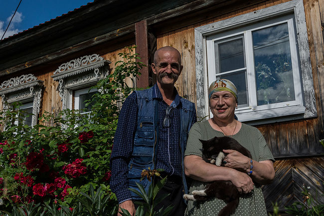 Ольга Кузнецова фотограф. Холуй. Народные промыслы. Лаковая миниатюра. Лев и Светлана Никоновы.. Лев Леонидович, Светлана и кот у своего дома.